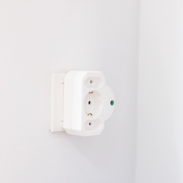 Steckdosenadapter mit Überspannungsschutz